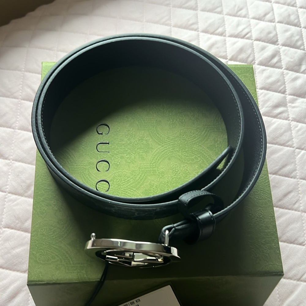 Gucci Black Belt with Iconic Silver Logo Buckle - Picture 2 of 3